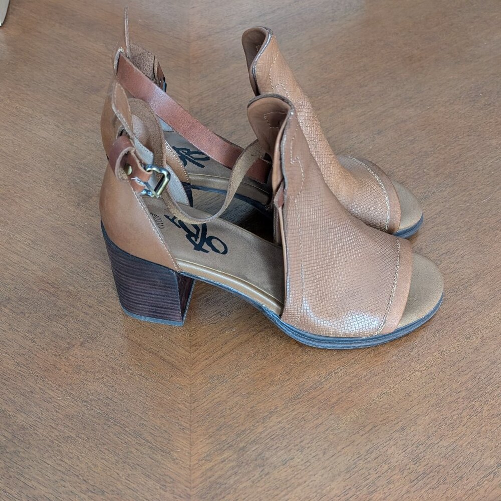 OTBT Metaphor Medium Brown Textured Leather Heel Ankle Bootie w/Buckle (Brown)